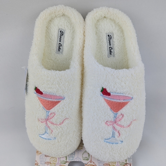 Slippers Strawberry Cosmopolitan Embroider Fleece Memory Foam Slip On M(7/8) NWT - Picture 1 of 14